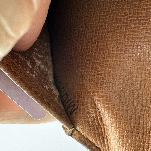 Authentic International Wallet - Picture 3 of 11